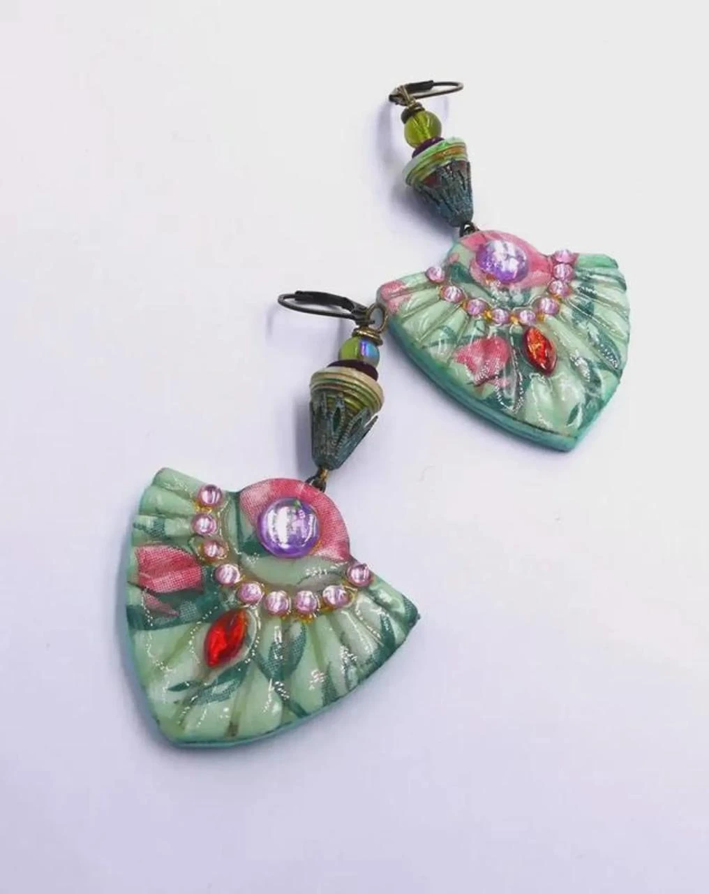 Boucles d'oreilles porcelaine artisanale, strass, verre, laiton patiné